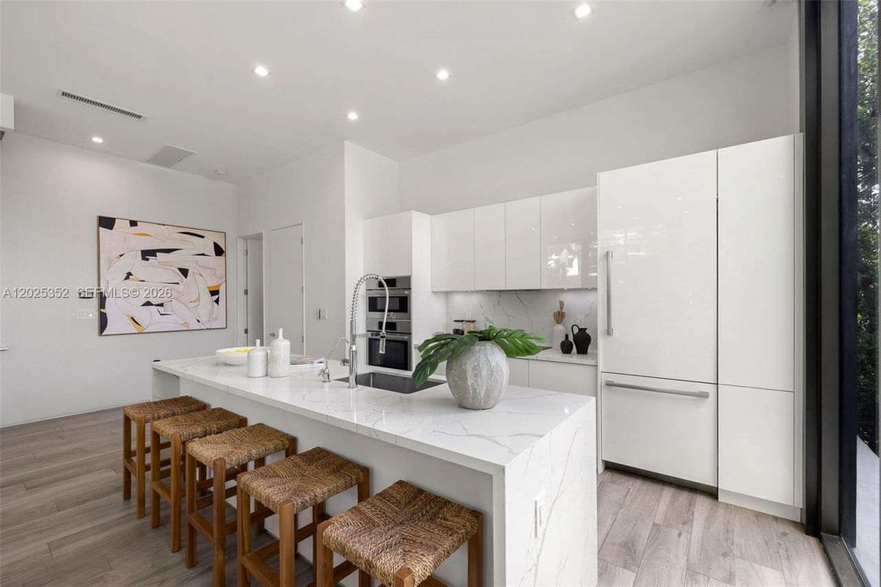 1525 Bay Rd , Miami Beach, FL 33139 Photo