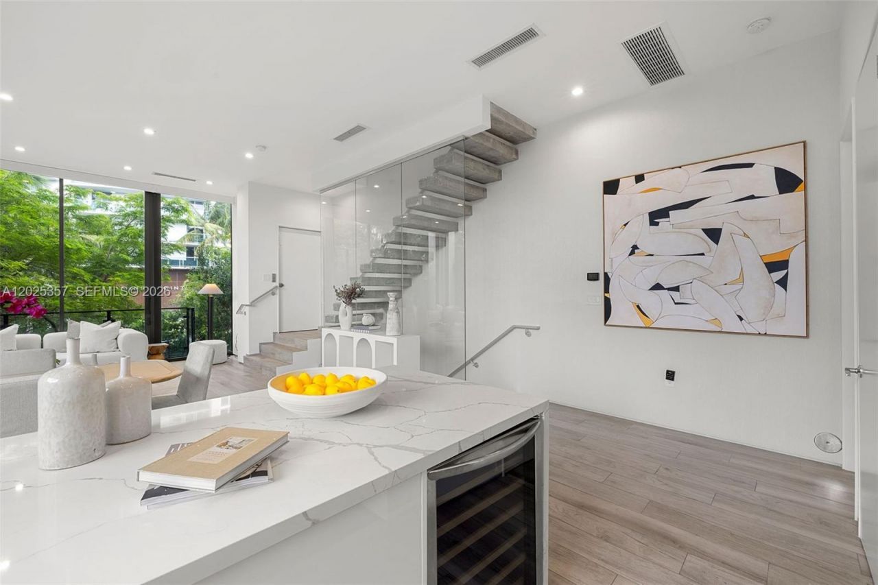 1525 Bay Rd , Unit 1525, Miami Beach, FL 33139 Photo