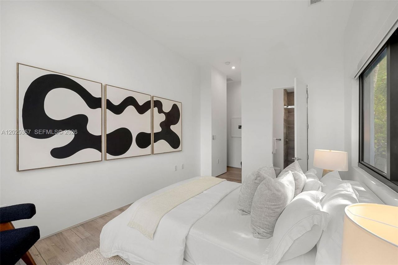 1525 Bay Rd , Unit 1525, Miami Beach, FL 33139 Photo