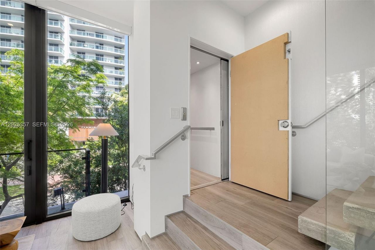 1525 Bay Rd , Unit 1525, Miami Beach, FL 33139 Photo