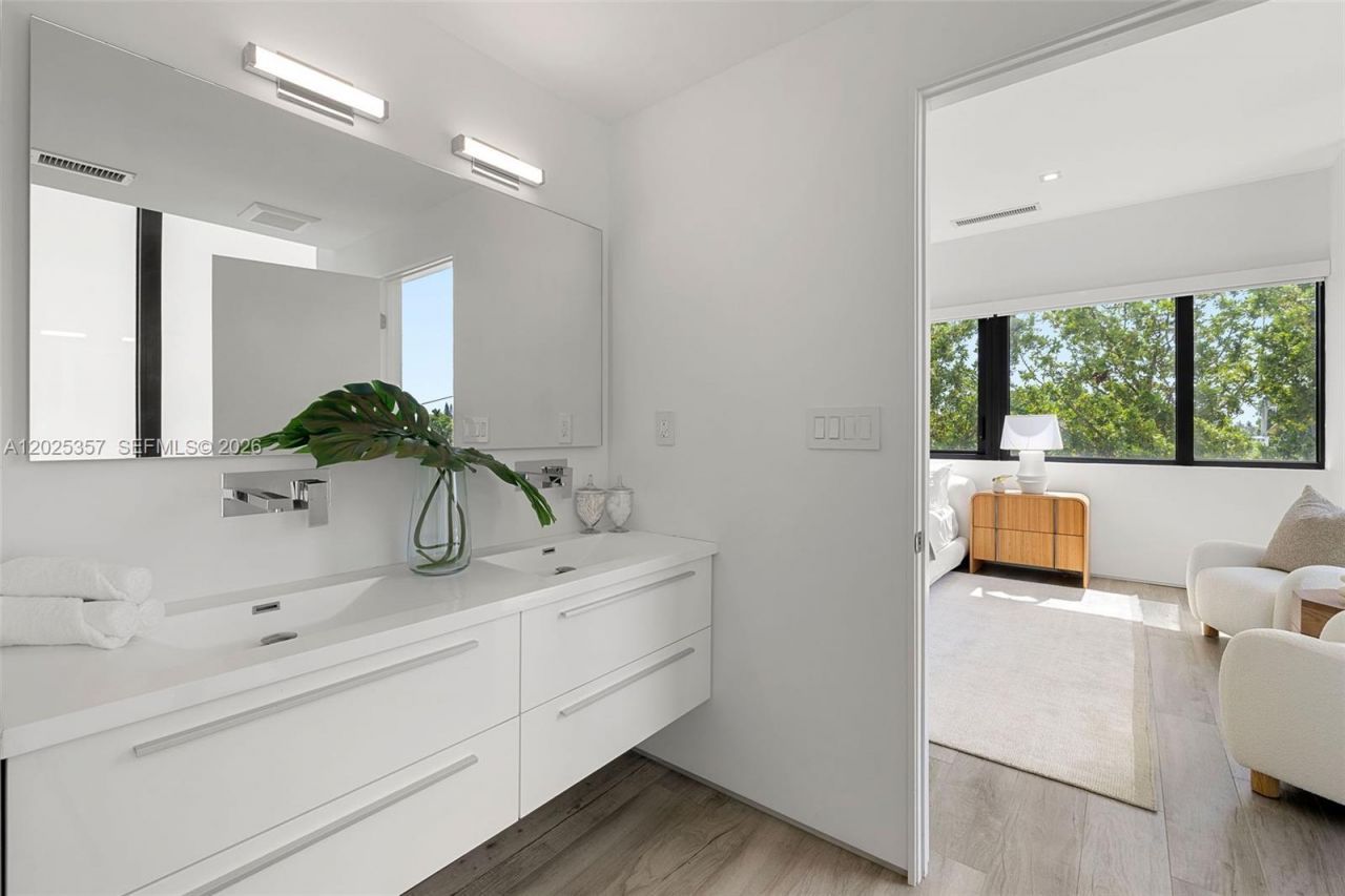 1525 Bay Rd , Unit 1525, Miami Beach, FL 33139 Photo