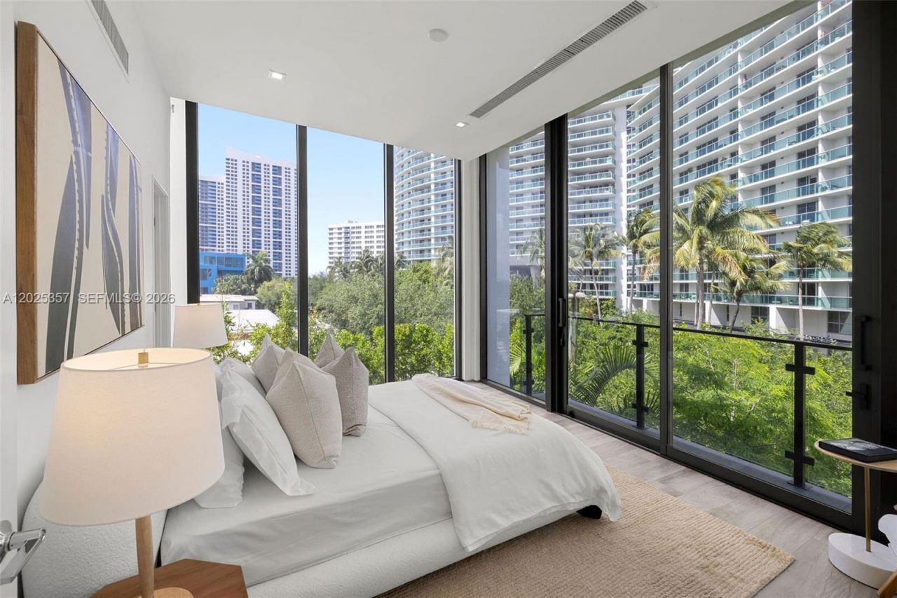 1525 Bay Rd , Unit 1525, Miami Beach, FL 33139 Photo