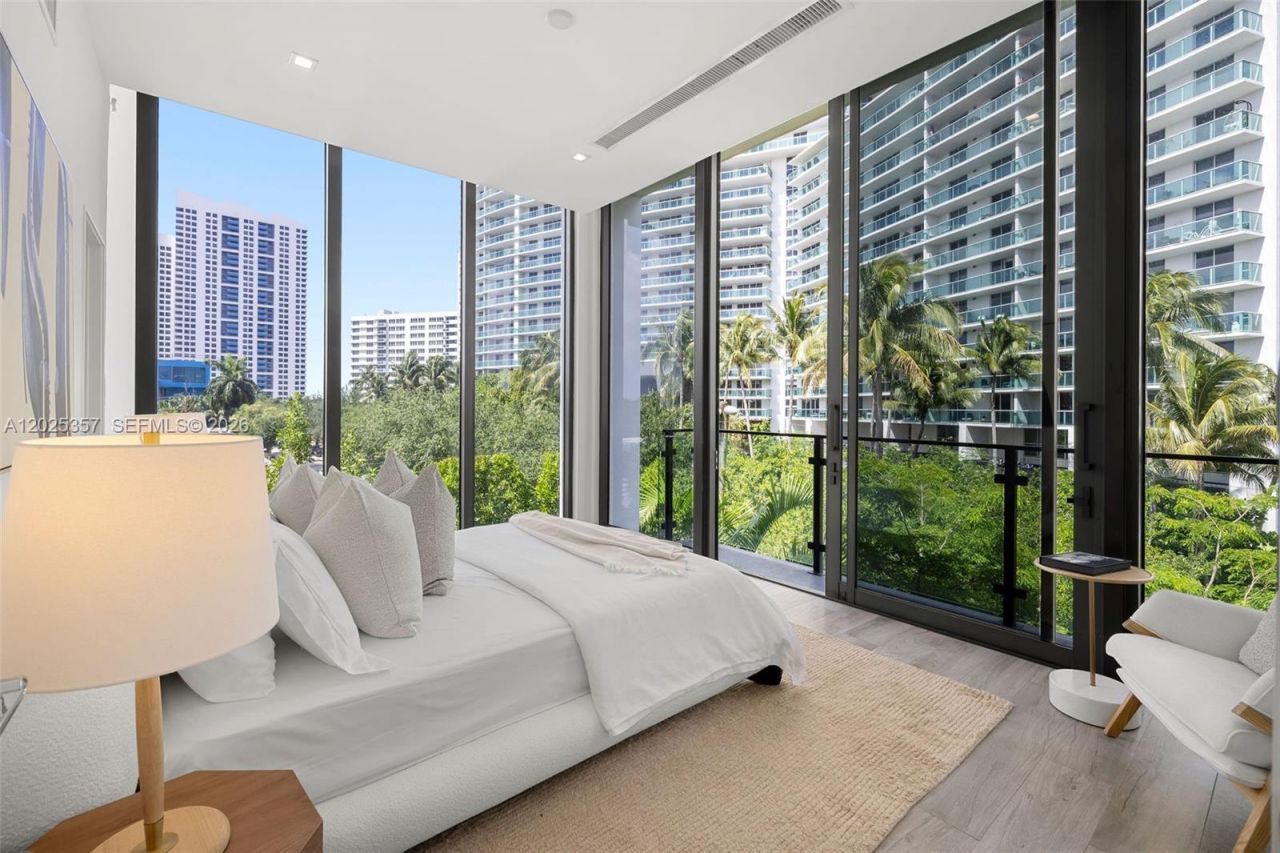 1525 Bay Rd , Unit 1525, Miami Beach, FL 33139 Photo