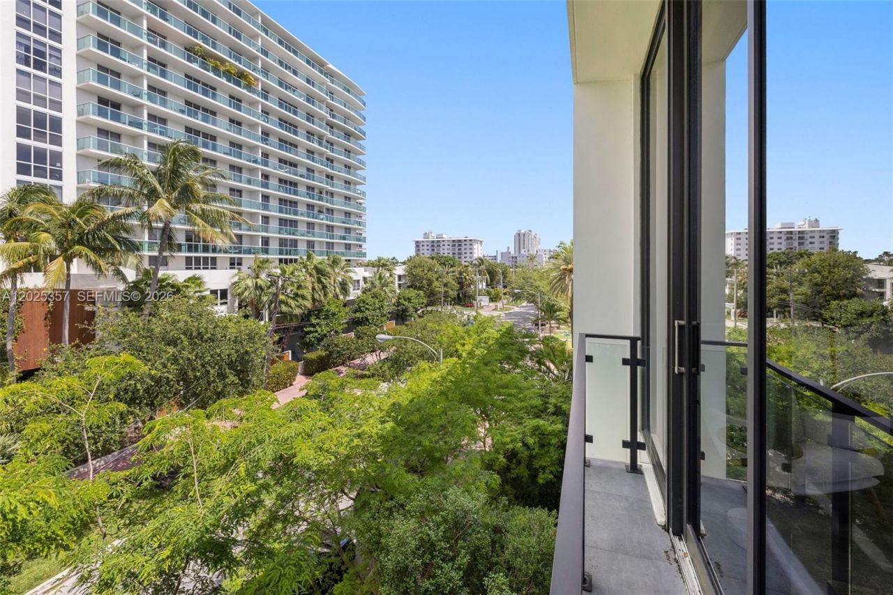 1525 Bay Rd , Unit 1525, Miami Beach, FL 33139 Photo