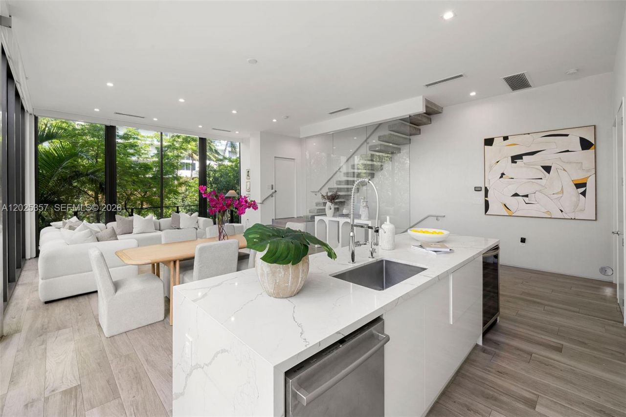 1525 Bay Rd , Unit 1525, Miami Beach, FL 33139 Photo