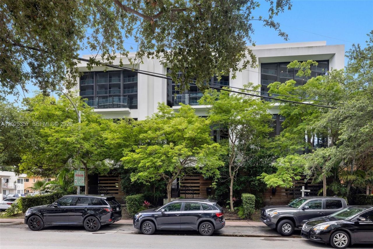 1525 Bay Rd , Unit 1525, Miami Beach, FL 33139 Photo