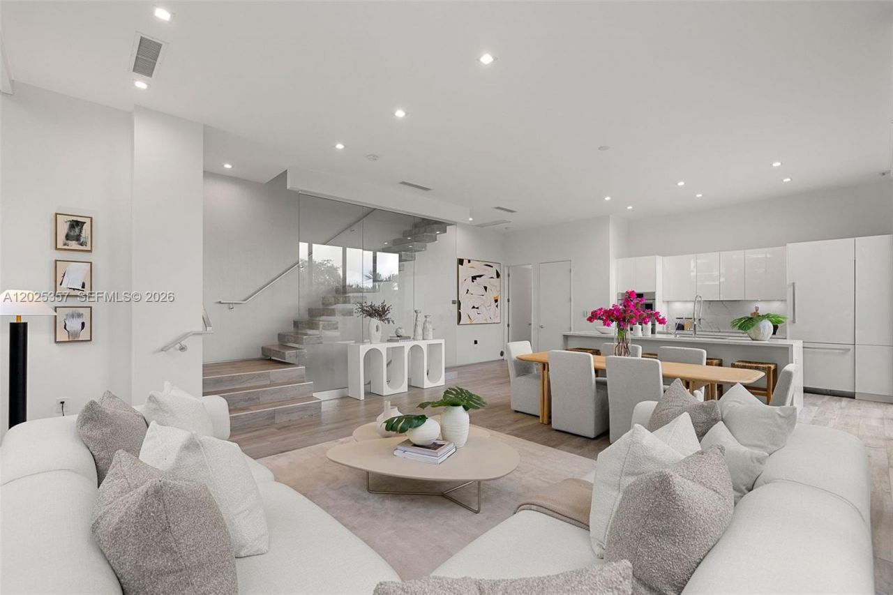 1525 Bay Rd , Unit 1525, Miami Beach, FL 33139 Photo