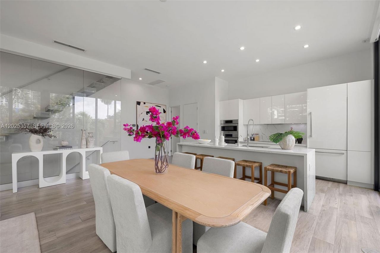 1525 Bay Rd , Unit 1525, Miami Beach, FL 33139 Photo