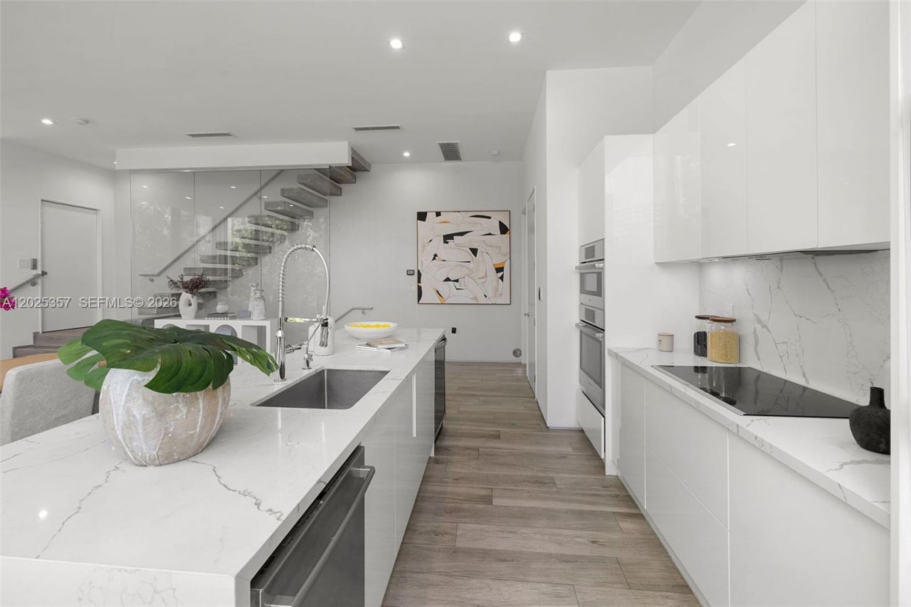 1525 Bay Rd , Unit 1525, Miami Beach, FL 33139 Photo