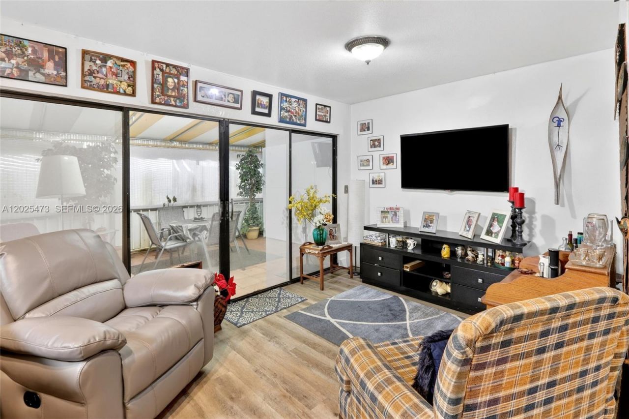 6705 Kingsmoor Way , Miami Lakes, FL 33014 Photo