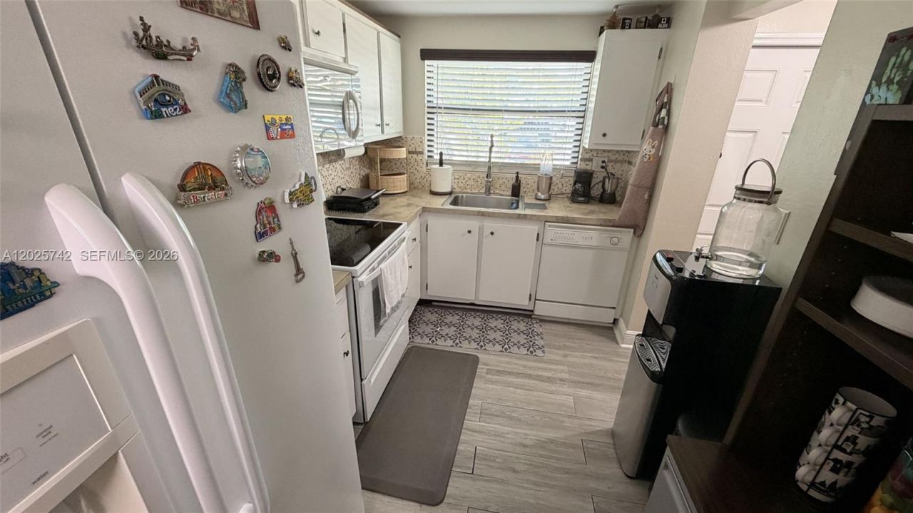 8982 Palm Tree Ln, Unit 8982, Pembroke Pines, FL 33024 Photo