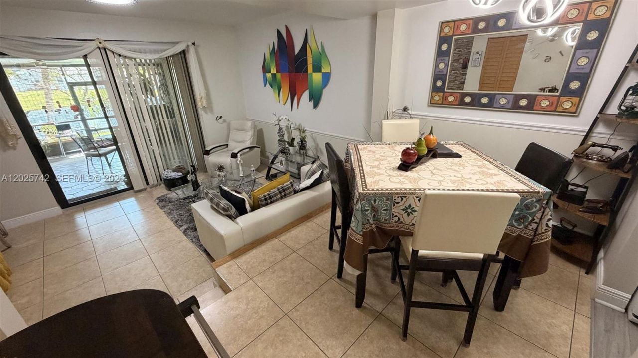 8982 Palm Tree Ln, Unit 8982, Pembroke Pines, FL 33024 Photo