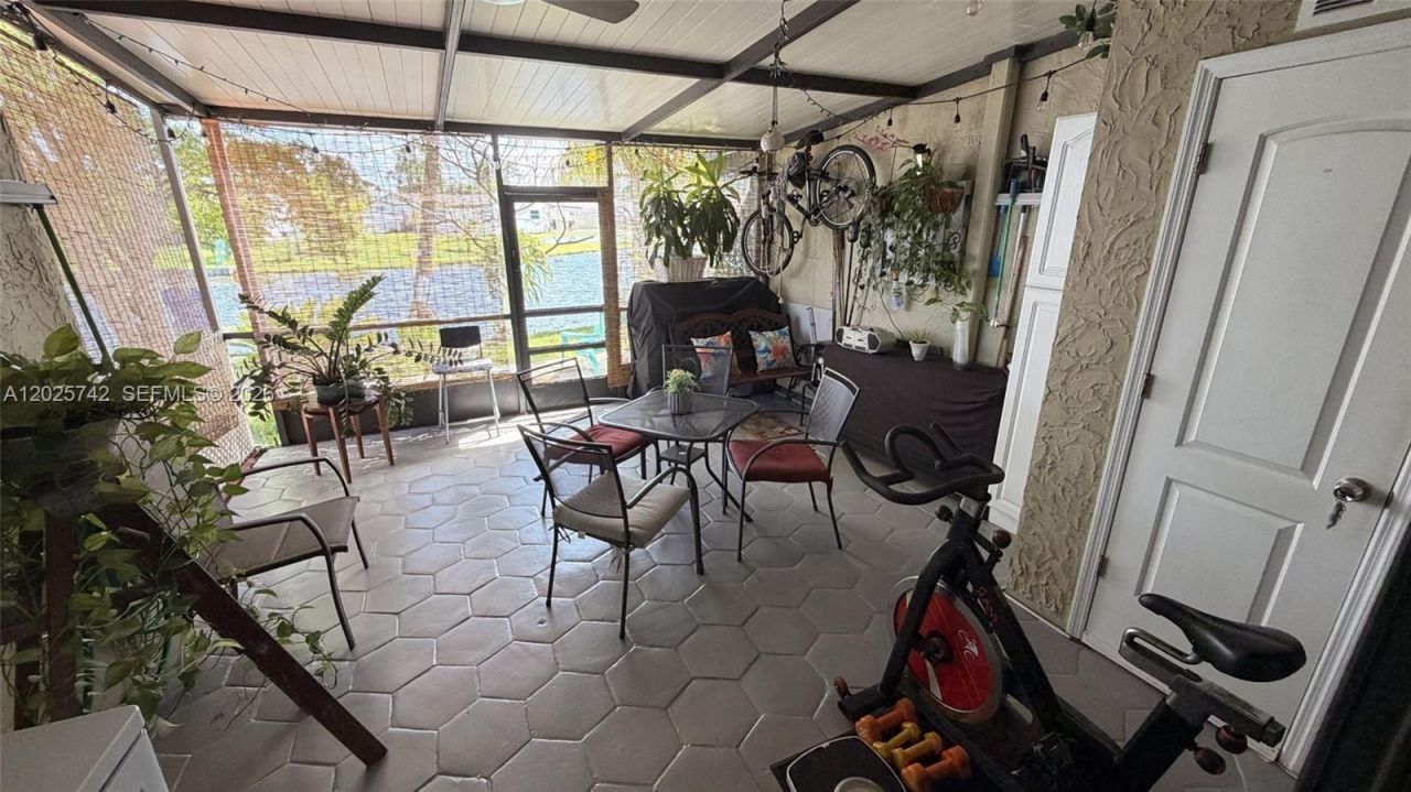 8982 Palm Tree Ln, Unit 8982, Pembroke Pines, FL 33024 Photo