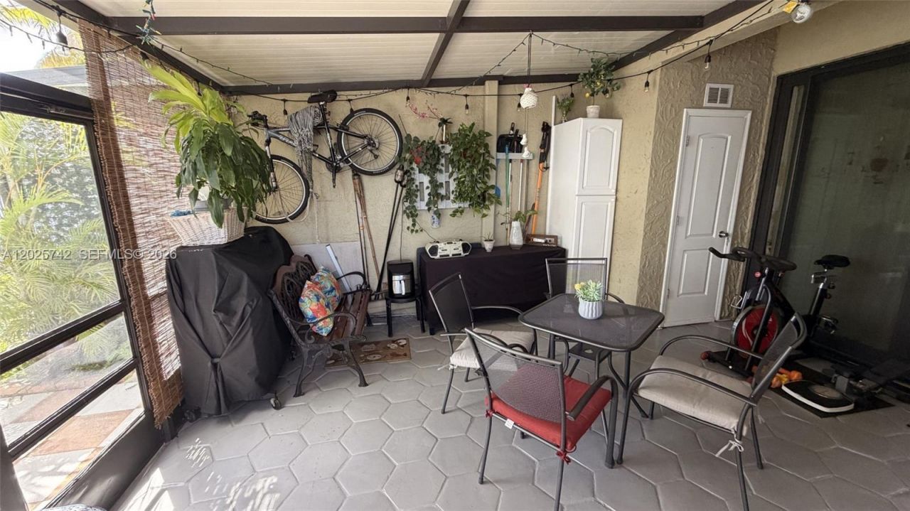 8982 Palm Tree Ln, Unit 8982, Pembroke Pines, FL 33024 Photo