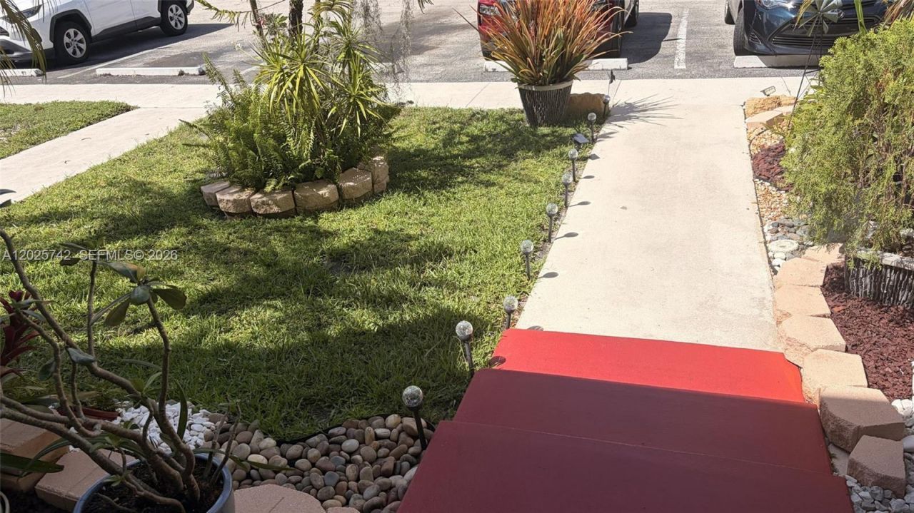8982 Palm Tree Ln, Unit 8982, Pembroke Pines, FL 33024 Photo