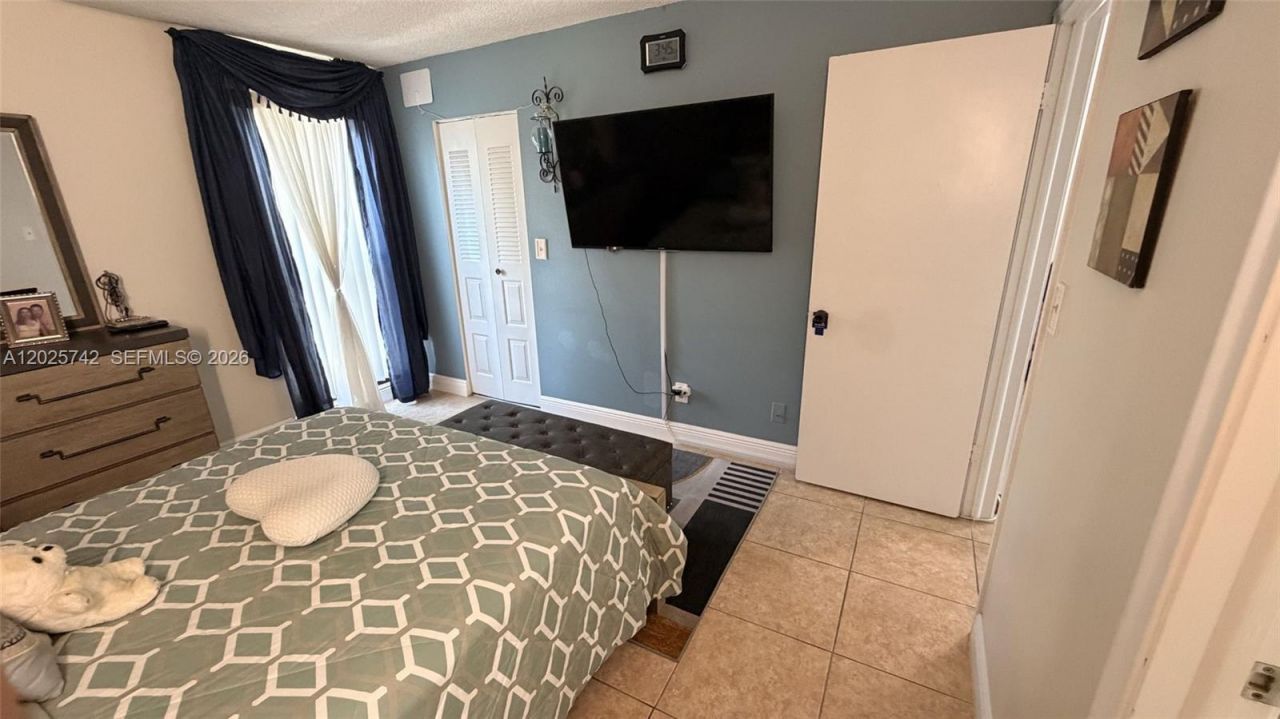 8982 Palm Tree Ln, Unit 8982, Pembroke Pines, FL 33024 Photo