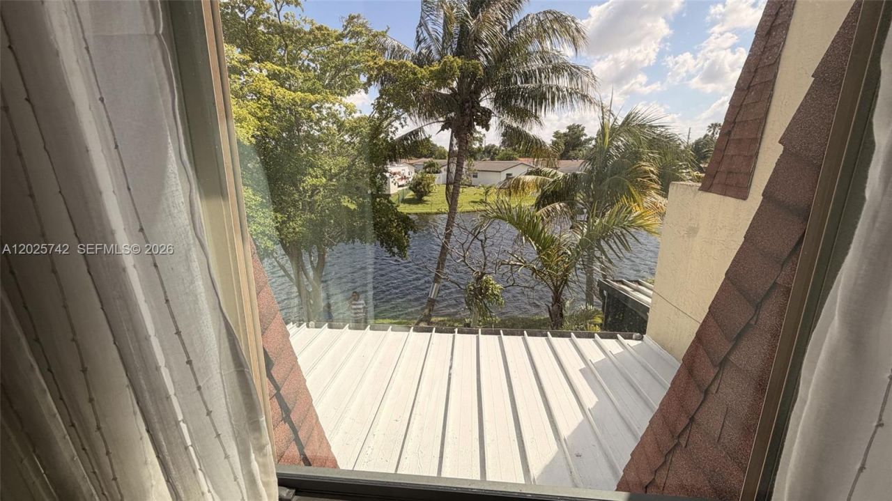 8982 Palm Tree Ln, Unit 8982, Pembroke Pines, FL 33024 Photo