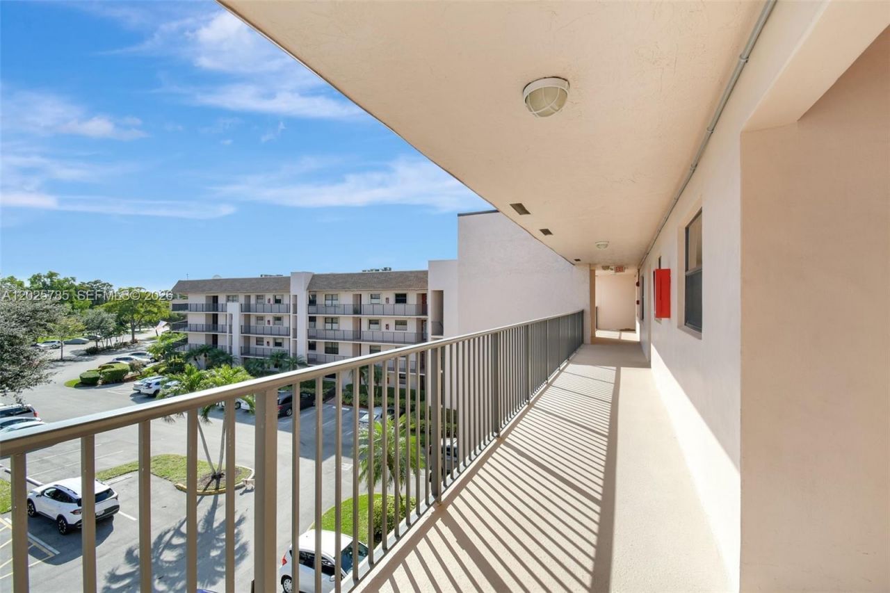 10145 Sunrise Lakes Blvd, Unit 403, Sunrise, FL 33322 Photo