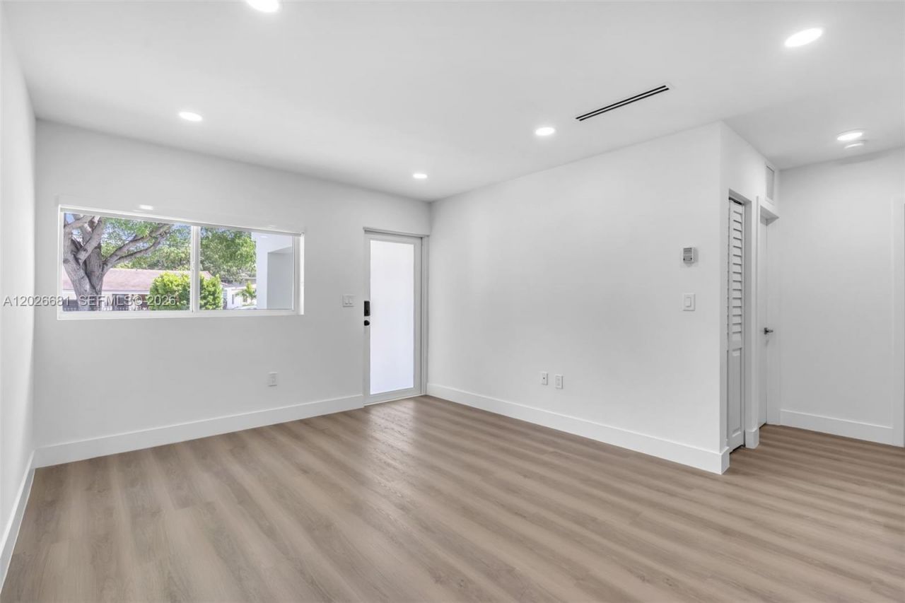 2810 SW 26th St, Unit 2810, Miami, FL 33133 Photo
