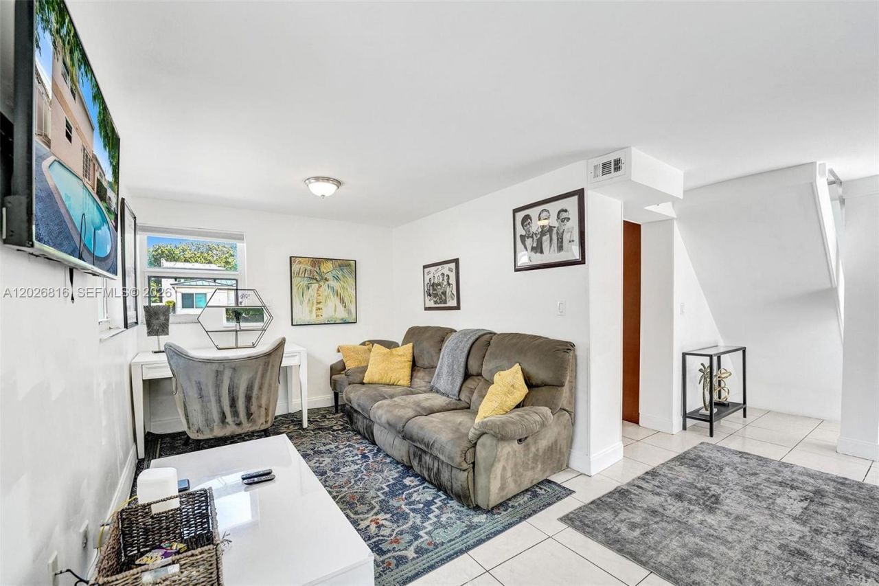712 SW 7th Terr , Hallandale Beach, FL 33009 Photo