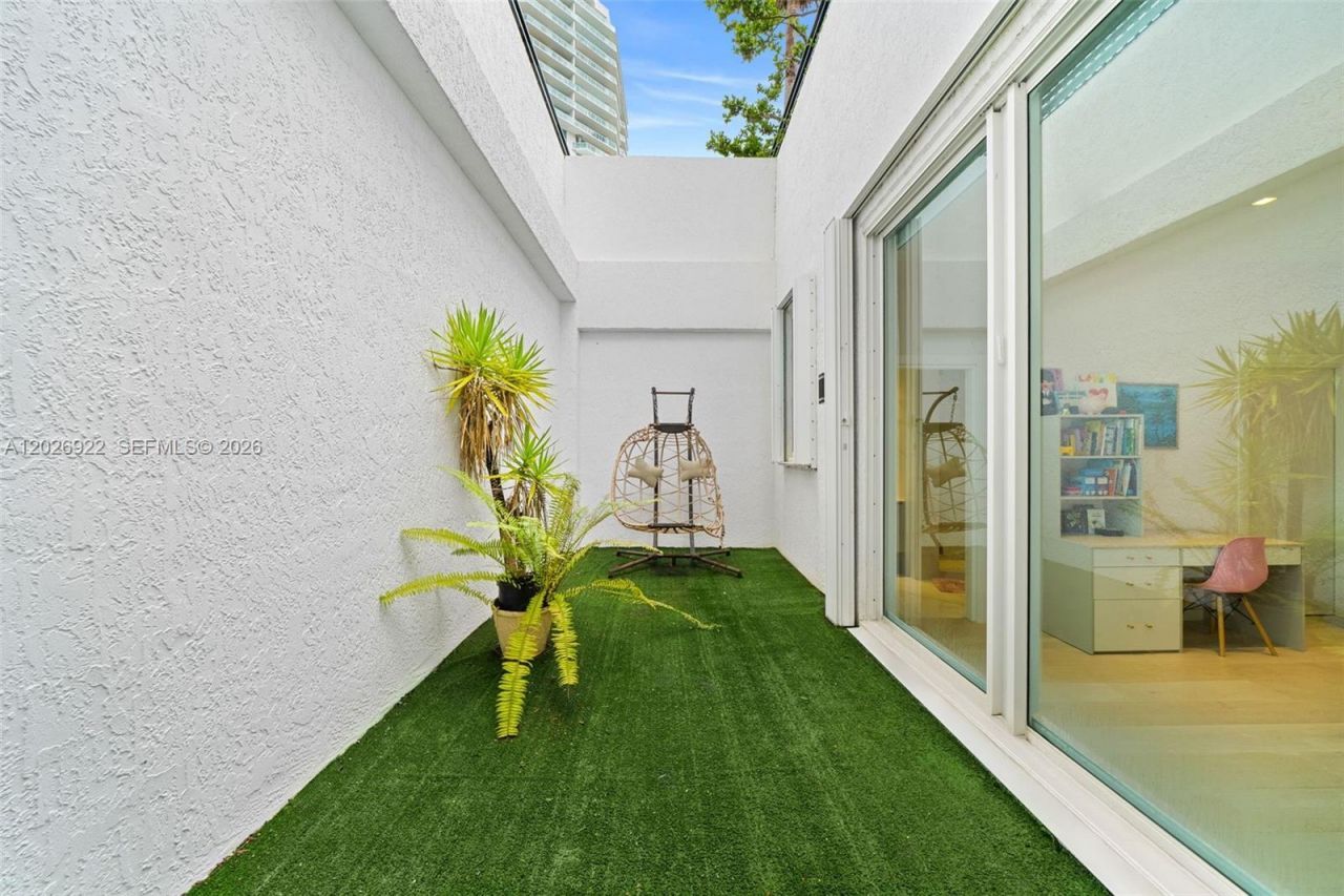 16500 Collins Ave , Unit TH-8, Sunny Isles Beach, FL 33160 Photo