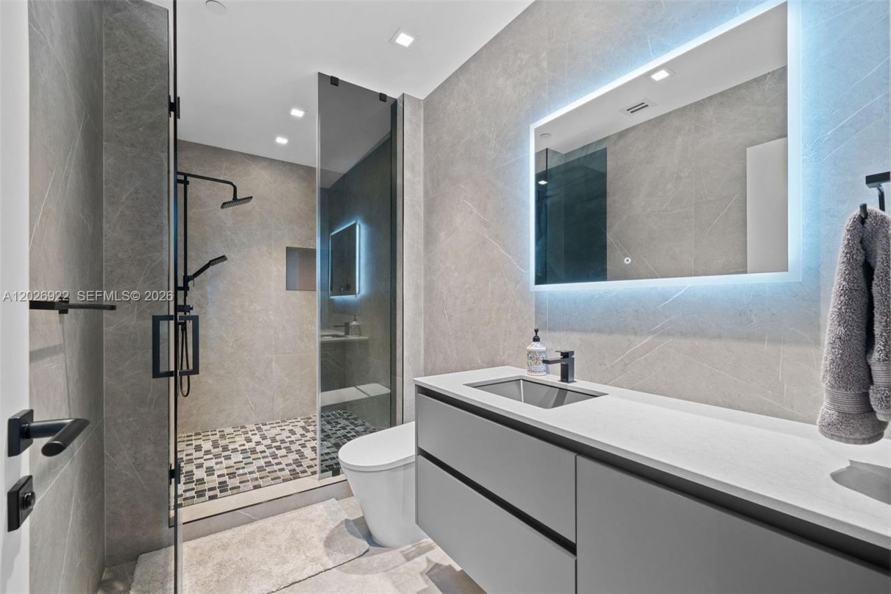 16500 Collins Ave , Unit TH-8, Sunny Isles Beach, FL 33160 Photo