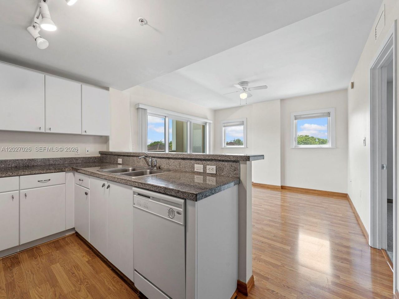 2740 SW 28th Ter, Unit 508, Miami, FL 33133 Photo
