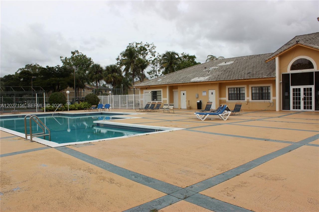 400 W Palm Cir W , Unit 201, Pembroke Pines, FL 33025 Photo