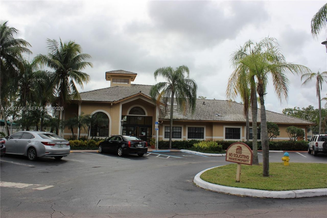 400 W Palm Cir W , Unit 201, Pembroke Pines, FL 33025 Photo