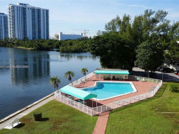2910 Point East Dr, Unit M609, Aventura, FL 33160