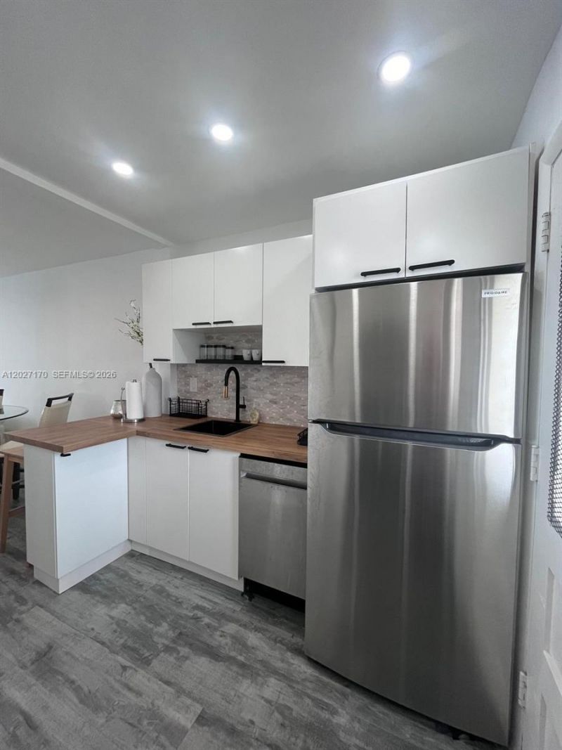 2910 Point East Dr, Unit M609, Aventura, FL 33160 Photo