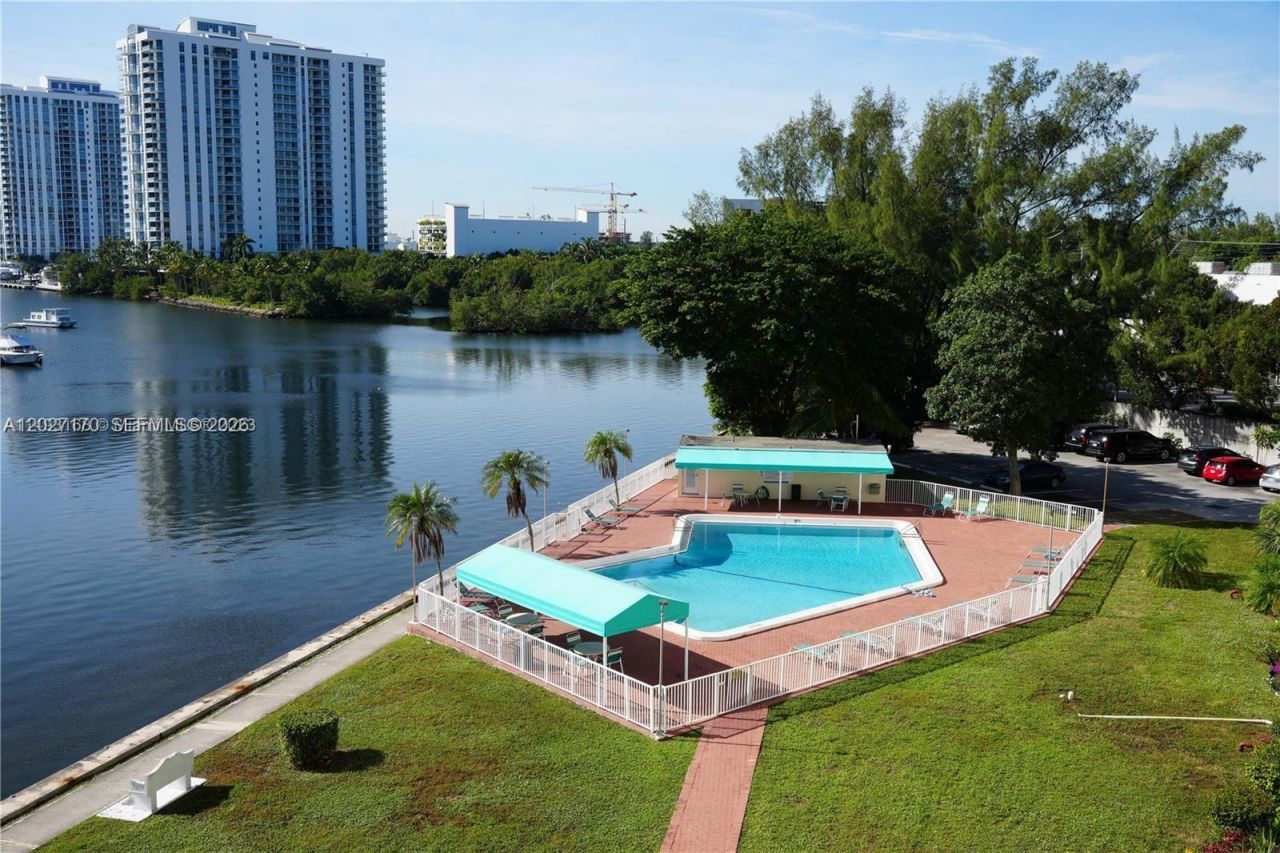 2910 Point East Dr, Unit M609, Aventura, FL 33160 Photo