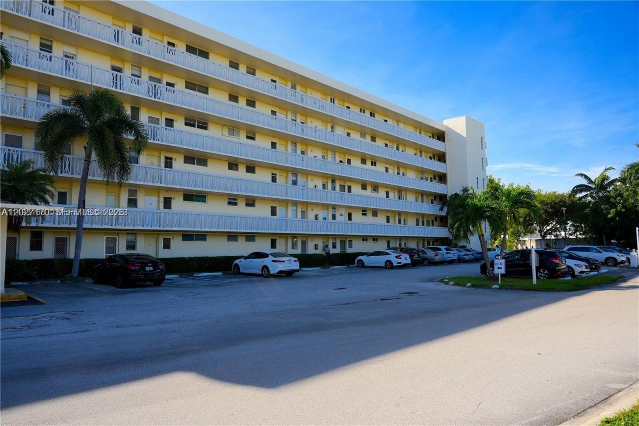 2910 Point East Dr, Unit M609, Aventura, FL 33160 Photo