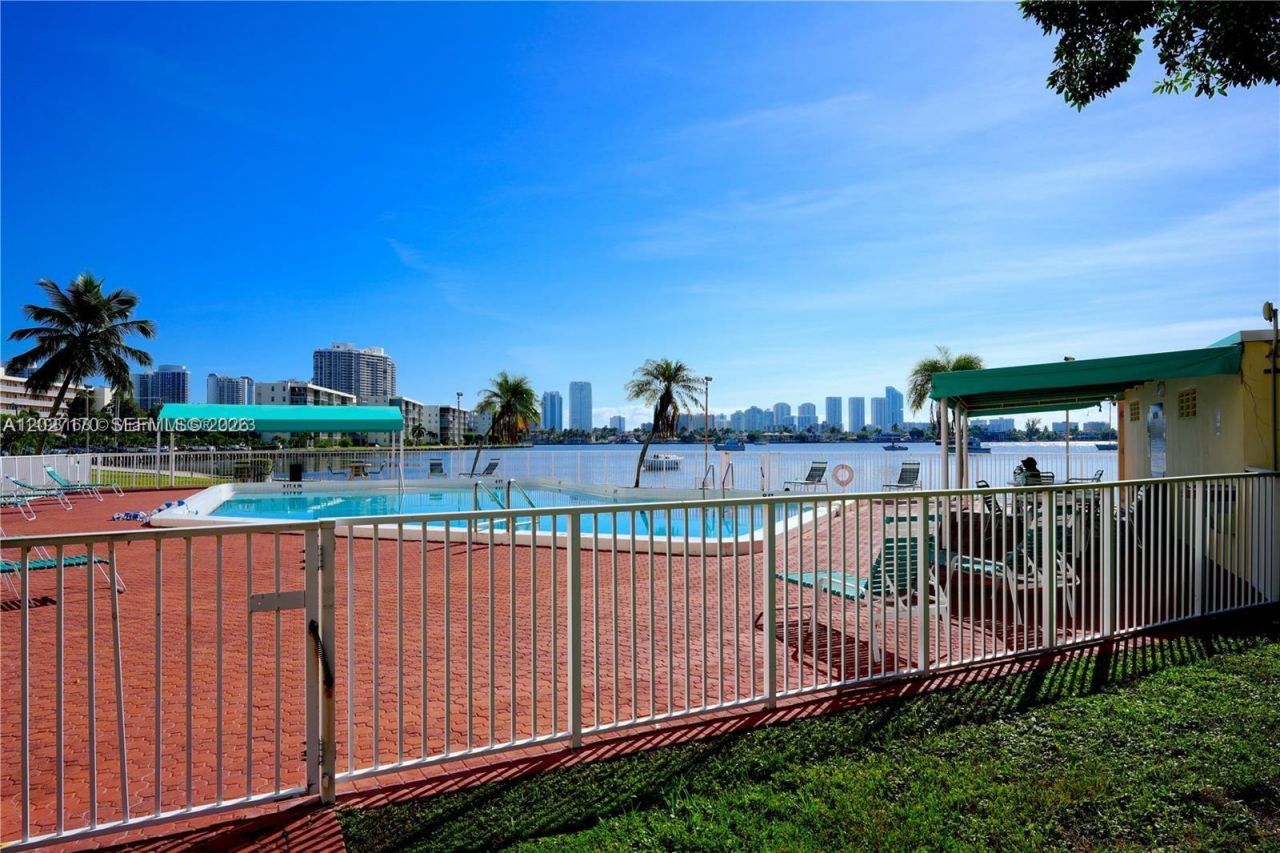 2910 Point East Dr, Unit M609, Aventura, FL 33160 Photo