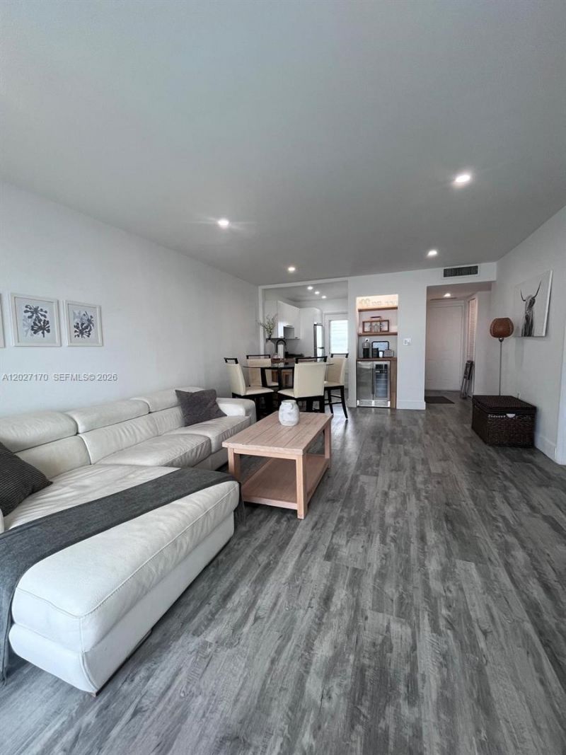 2910 Point East Dr, Unit M609, Aventura, FL 33160 Photo