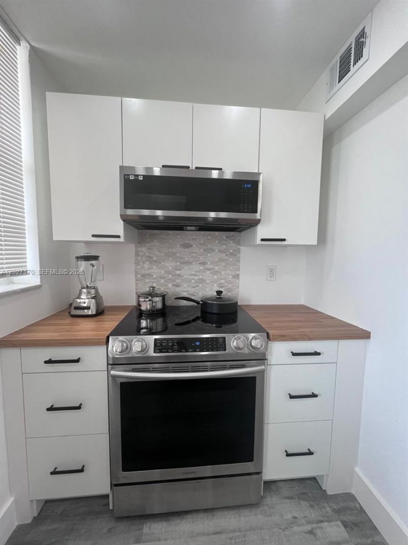 2910 Point East Dr, Unit M609, Aventura, FL 33160 Photo