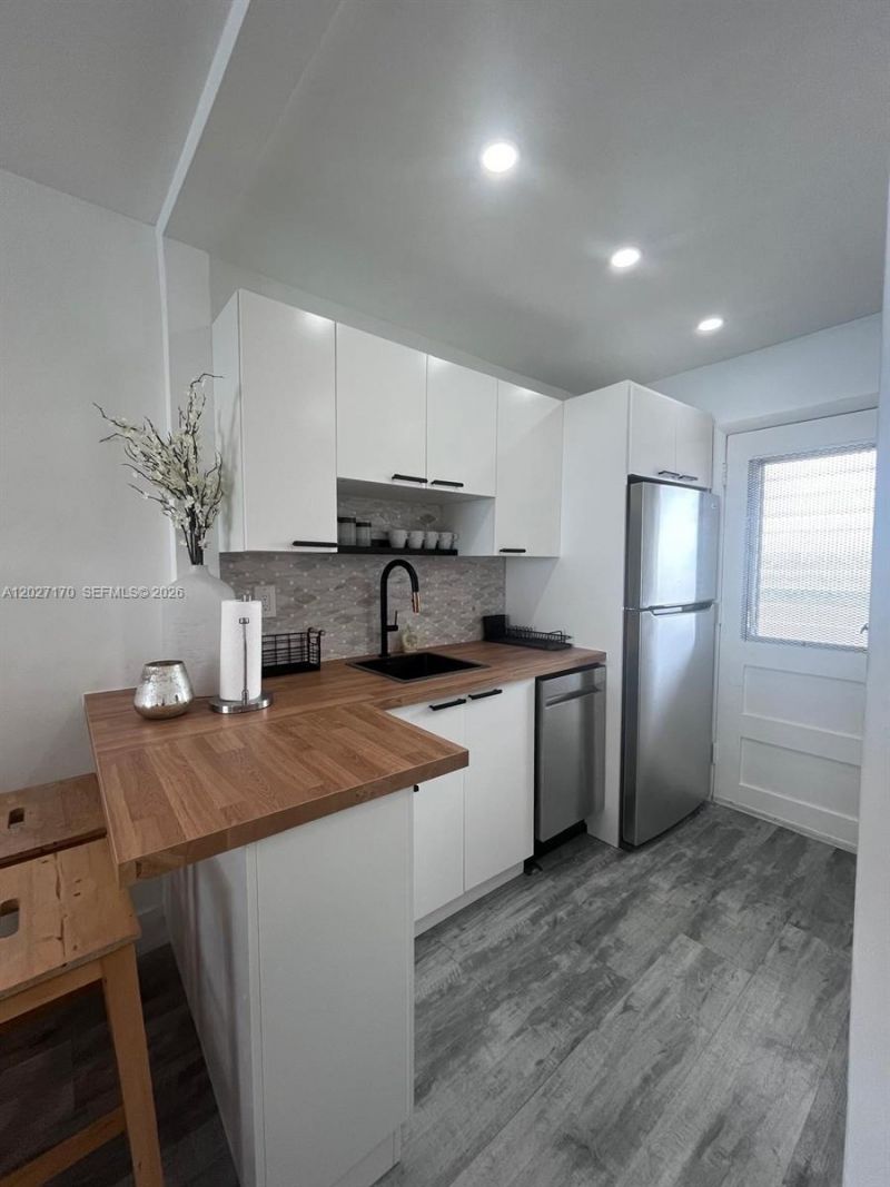 2910 Point East Dr, Unit M609, Aventura, FL 33160 Photo