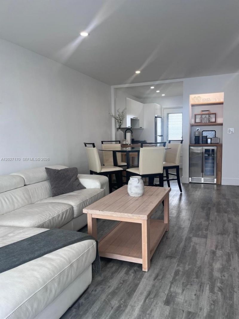 2910 Point East Dr, Unit M609, Aventura, FL 33160 Photo