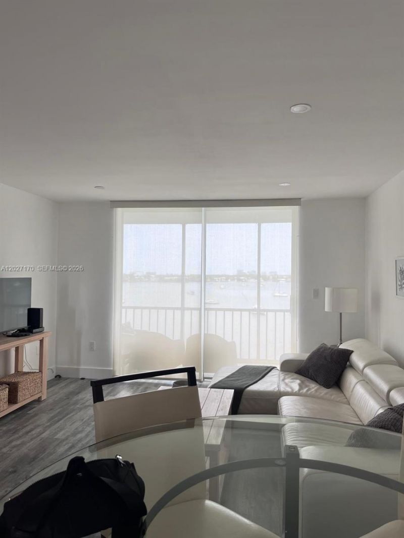 2910 Point East Dr, Unit M609, Aventura, FL 33160 Photo