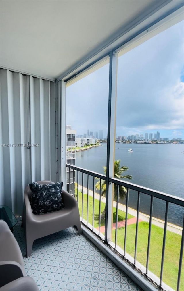 2910 Point East Dr, Unit M609, Aventura, FL 33160 Photo
