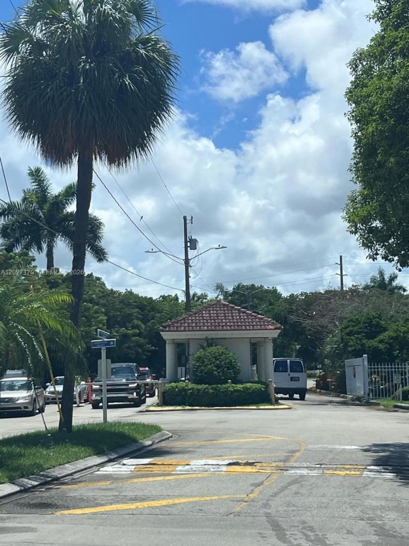 2910 Point East Dr, Unit M609, Aventura, FL 33160 Photo