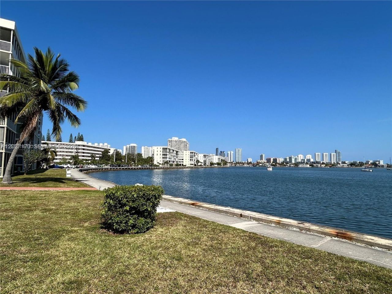 2910 Point East Dr, Unit M609, Aventura, FL 33160 Photo