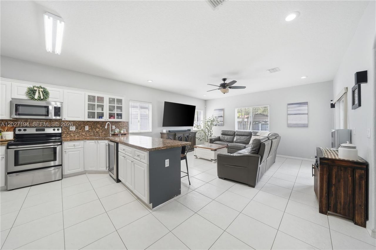 8883 NW 176th St, Hialeah, FL 33018 Photo