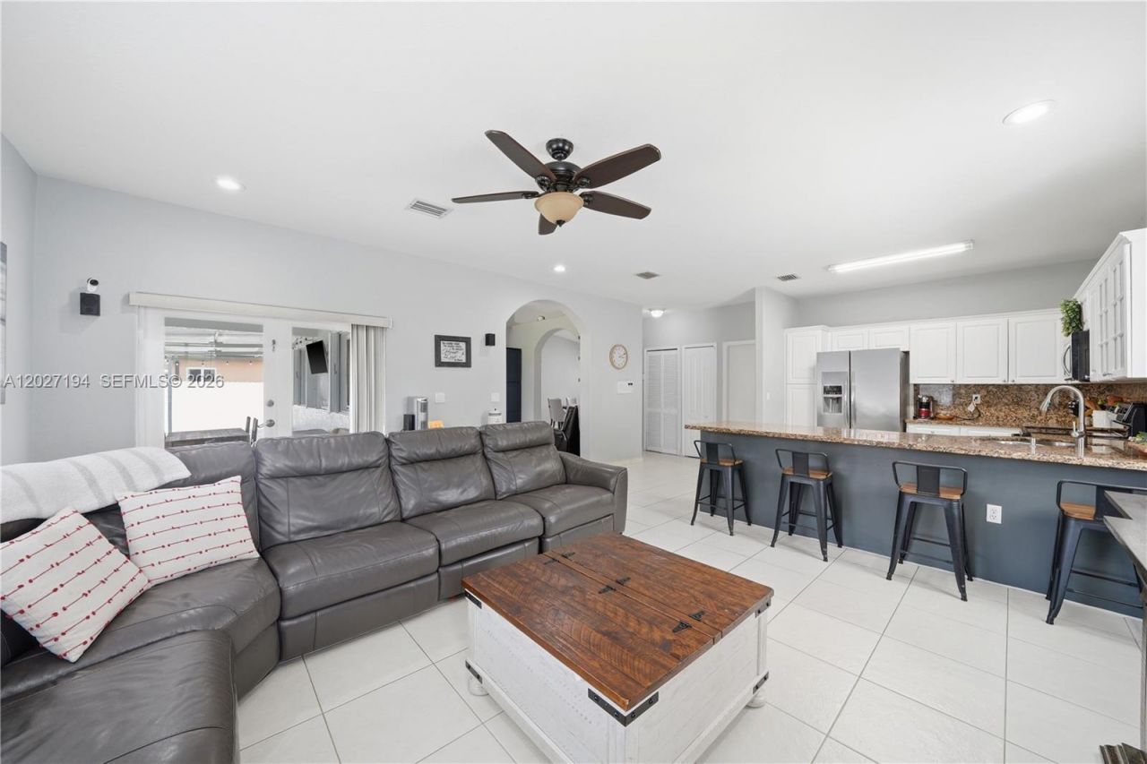 8883 NW 176th St, Hialeah, FL 33018 Photo