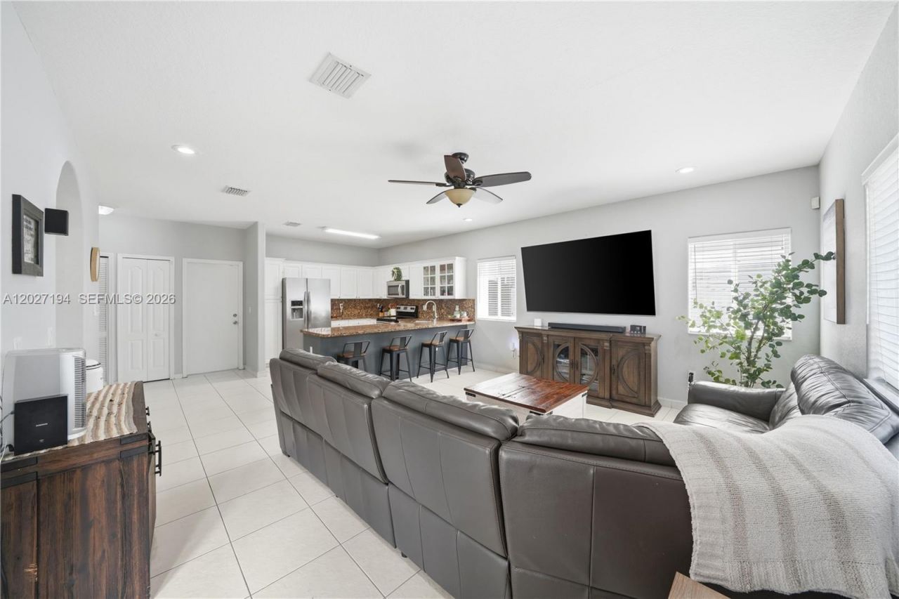 8883 NW 176th St, Hialeah, FL 33018 Photo