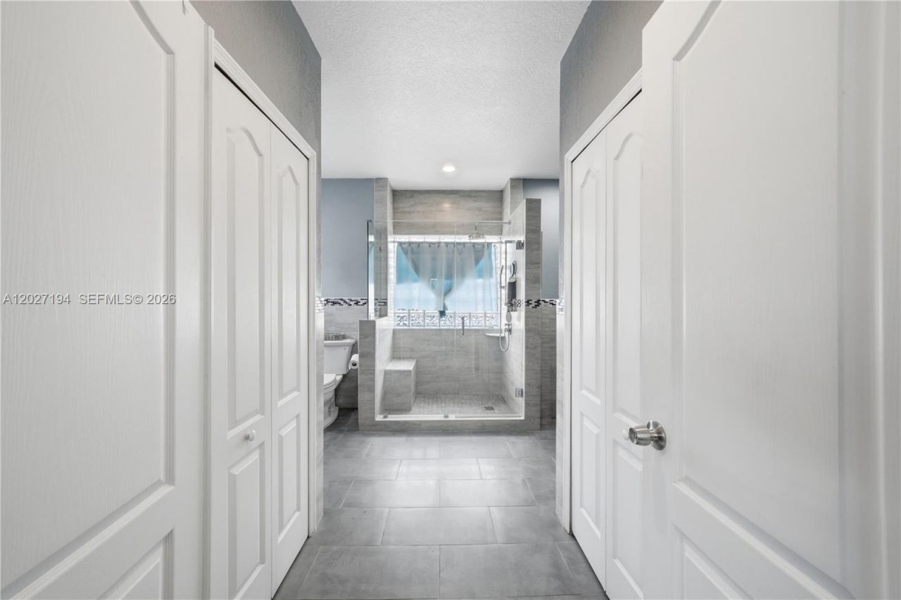8883 NW 176th St, Hialeah, FL 33018 Photo
