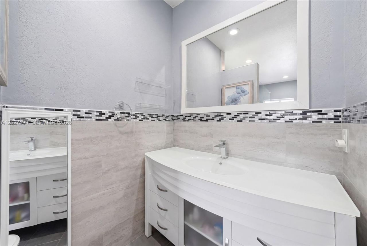 8883 NW 176th St, Hialeah, FL 33018 Photo