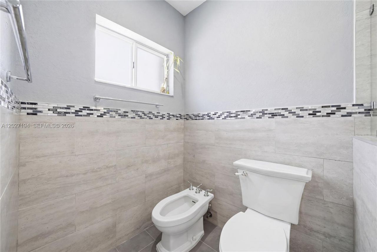 8883 NW 176th St, Hialeah, FL 33018 Photo