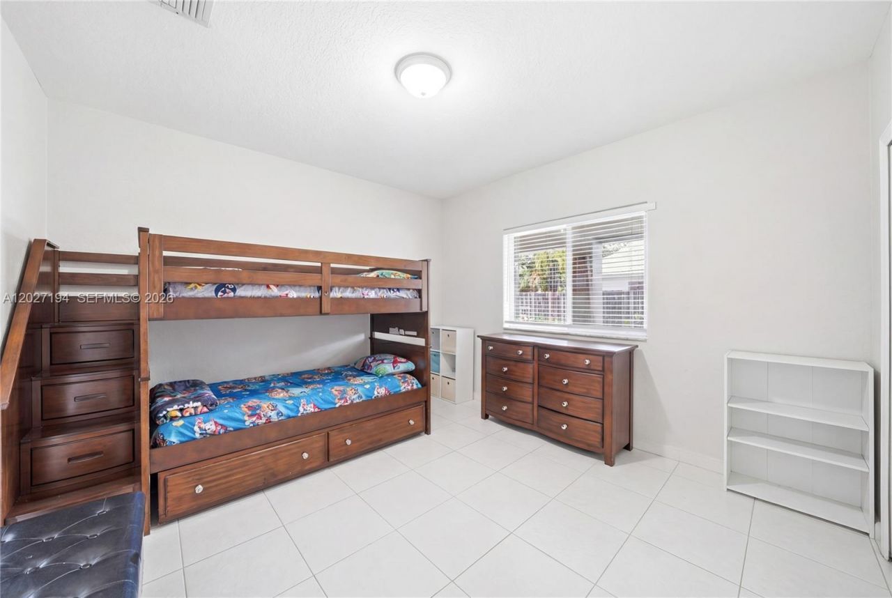 8883 NW 176th St, Hialeah, FL 33018 Photo