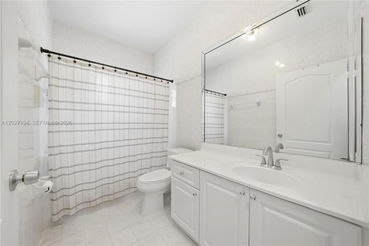 8883 NW 176th St, Hialeah, FL 33018 Photo